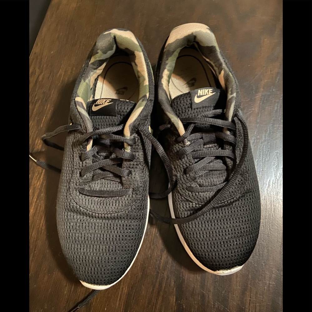 Youth nikes size 6